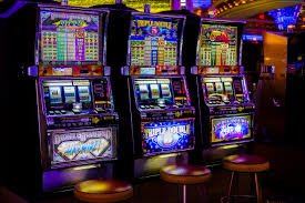 Antarmuka aplikasi hachisaku menampilkan meja live dealer dengan dealer profesional