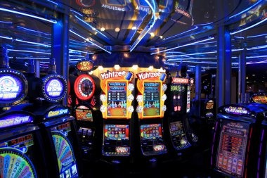 Meja Speed Blackjack live dealer dengan studio produksi profesional di platform hachisaku